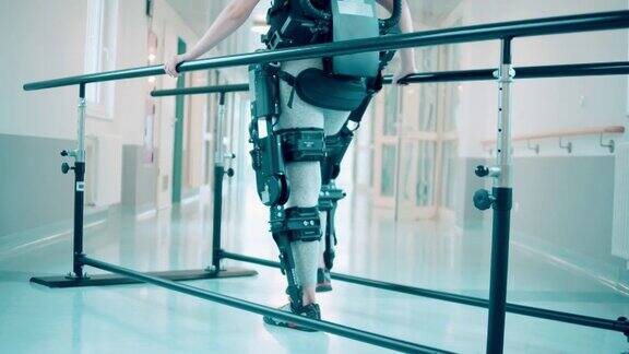 女患者正在医院里练习外骨骼行走