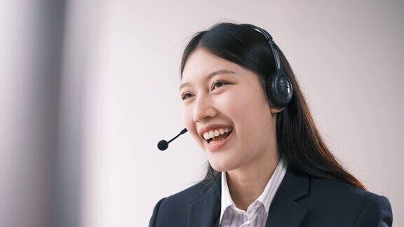 客服、电话营销或技术支持的快乐女性顾问在服务台工作微笑和呼叫中心的CRM联系我们在办公室用耳机沟通