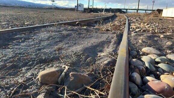 在一个阳光明媚的日子里科罗拉多州西部生锈的旧火车轨道和沙漠景观