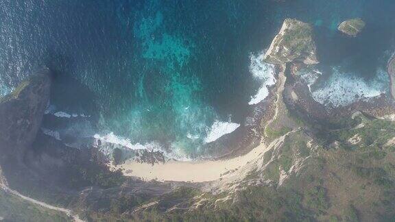 无人机4k摄像头鸟瞰图海浪和岩石峭壁的海洋