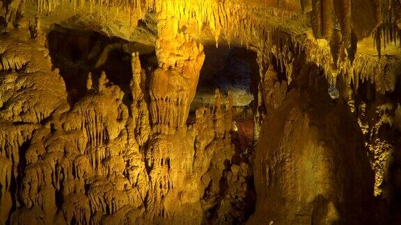 洞穴里的钟乳石和石笋