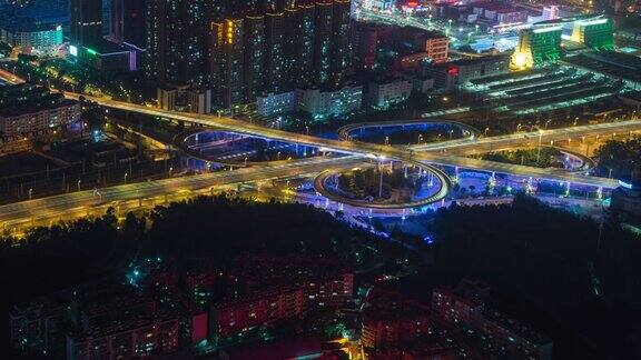 夜景城市高速公路列车轨道延误