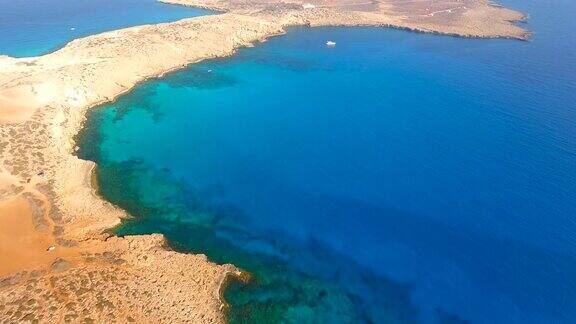 塞浦路斯阿伊纳帕格列科角鸟瞰图美丽的风景和海浪蓝泻湖
