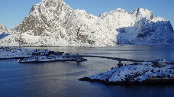 挪威北部罗浮敦群岛海湾美丽的挪威冬季景观五彩斑斓的rorbu和停泊的渔船