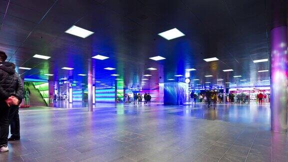 瑞士著名的苏黎世城火车站地下彩色照明大厅全景4k时间流逝