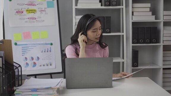 从事电话营销、呼叫中心或电信销售、耳机或语音咨询的亚洲女性女性带耳机的员工或顾问客户服务