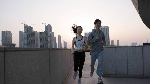 年轻夫妇在城市里奔跑