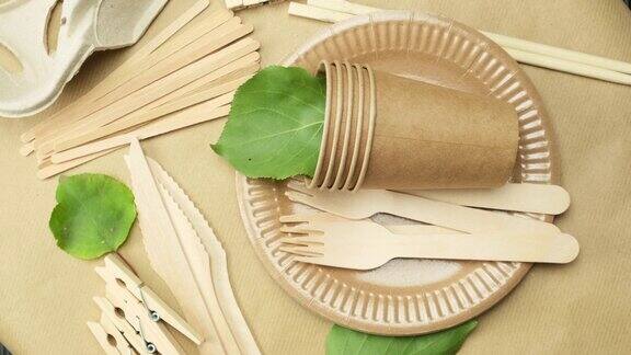 各种可回收物品一次性纸杯和木制叉子在一个棕色的背景从上面的观点