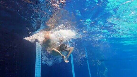 低角度的亚洲华人男性游泳在游泳池
