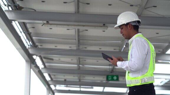 工程师检查和检查太阳能电池板以检查发电机