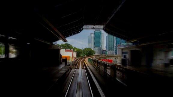 时光流逝的吉隆坡地铁通过轨道