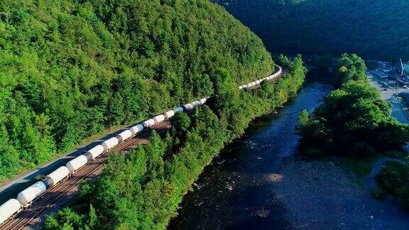 美国宾夕法尼亚州阿巴拉契亚山脉利哈伊河沿岸吉姆·索普附近铁路上的货运列车空中镜头