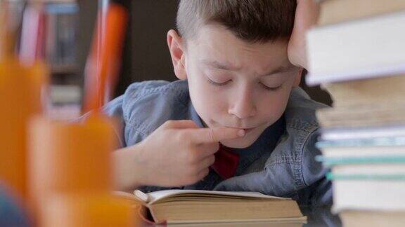 小男孩在读书和学习