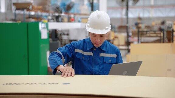 维修工程师在纸板零件厂检查机器