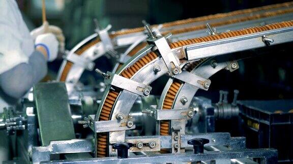 用工作机器工厂生产饼干的过程