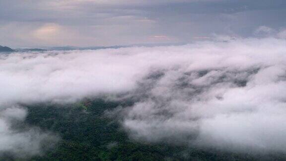 4K超延时视频:鸟瞰早晨的景色高山薄雾飘过雾或云的运动泰国南邦邦湄湄