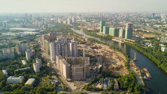 阳光明媚的夏日莫斯科河现代生活街区空中全景4k时间推移俄罗斯