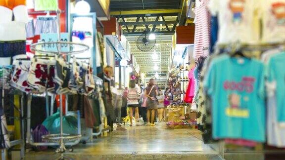时光流逝:亚洲人走在零售市场的夜景