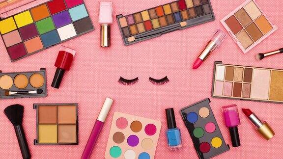 化妆产品移动在粉红色的背景与睫毛-停止运动