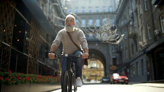 一个成熟的男人在街上骑自行车
