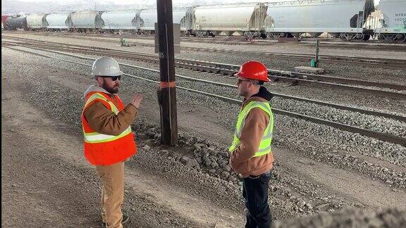 两个建筑工人在火车站聊天
