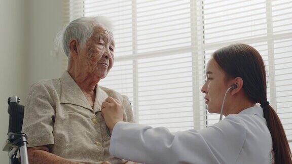 医生使用听诊器检查老年妇女的胸部