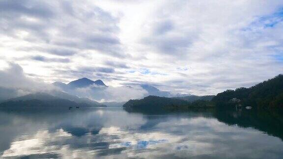 时光流逝美丽的山景和湖泊在早晨的反射