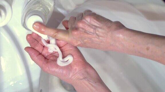 保护身体不受细菌和病毒侵害涂抹肥皂泡沫的女人的手