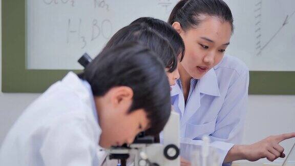 教师和学生在教室实验室进行科学实验教育