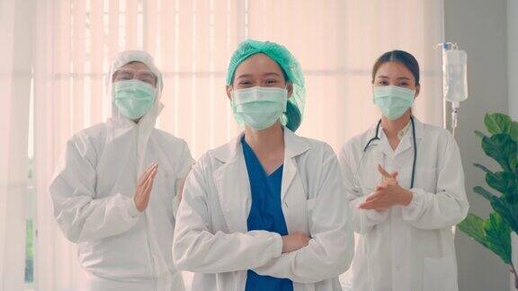 一组亚洲医生和护士微笑着拍手