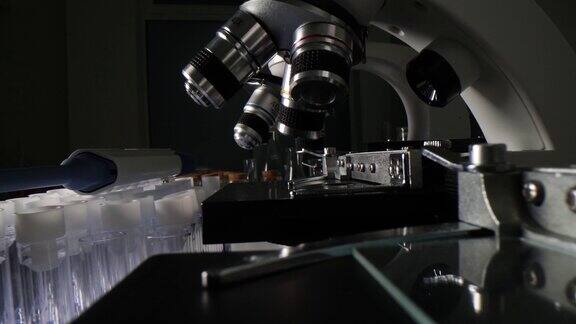 现代电子显微镜排成一长排