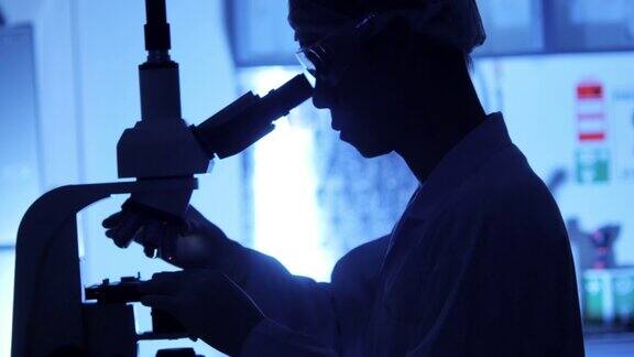 科学家在黑暗中使用显微镜