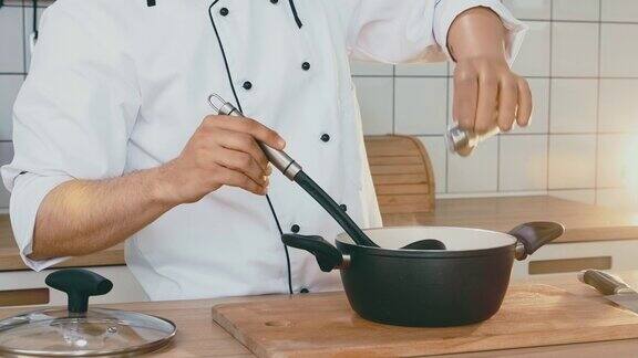 有仿生手的机器人在厨房做饭假体固定物体