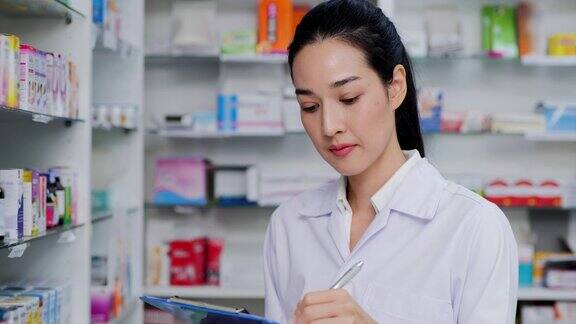 在药店工作的年轻女医生她正在药店写药品信息