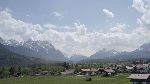 Wallgau巴伐利亚阿尔卑斯山脉空中全景拍摄山、云、田、村