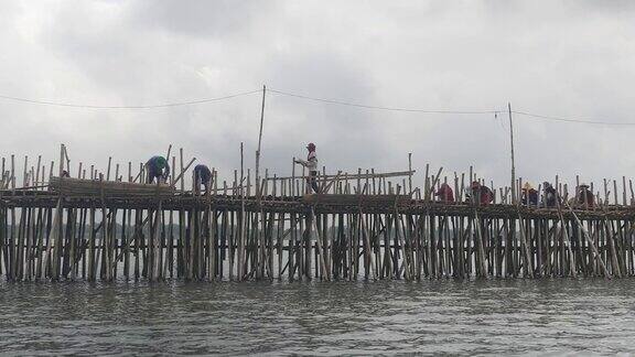 工人们正在修理一段竹桥
