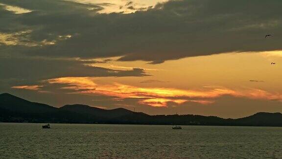 夕阳下海上的帆船克罗地亚亚得里亚海日落时的帆船日落时分的亚得里亚海