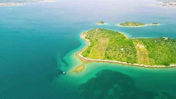 克罗地亚心脏岛-充满活力的蓝色水域的空中全景