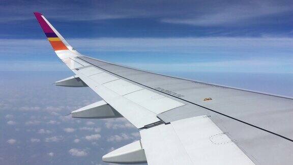 机翼的飞机与云和天空