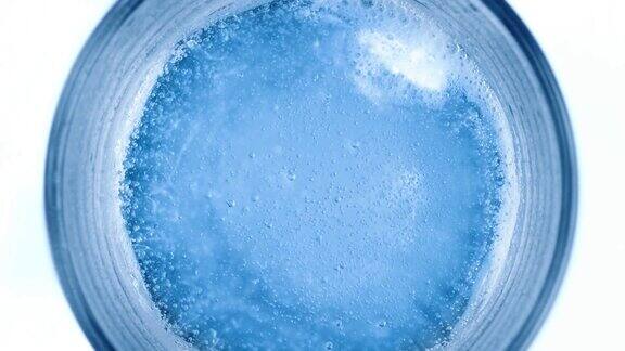蓝色抽象背景下水中的氧气泡泡