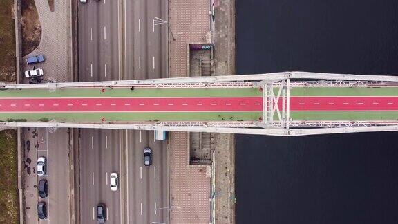 从空中俯瞰城市交通繁忙的高速公路延时镜头人行天桥和自行车道穿过马路乌克兰基辅