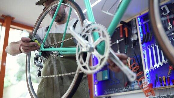 修理复古风格的自行车