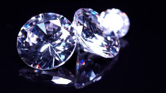 闪闪发光的钻石旋转在黑色背景选择性对焦宏观微距镜头闪闪发光的宝石闪亮的豪华宝石收藏抛光质量和污染的检查