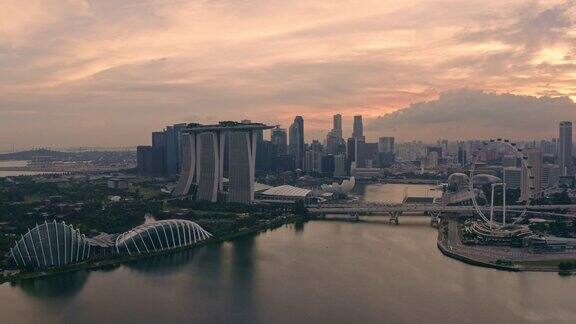 日落时新加坡商业区的鸟瞰图