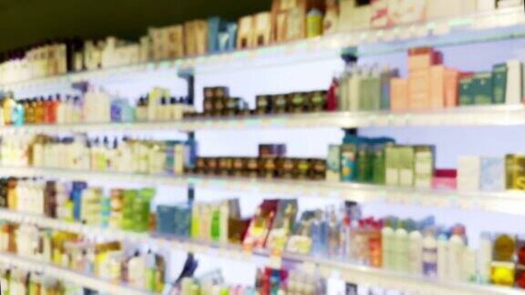 在商店的化妆品区买化妆品选择化妆品、香水、面霜和洗发水