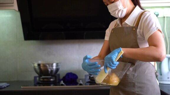 亚洲妇女在厨房制作月饼面团