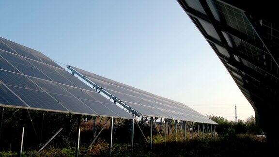 安装在建筑屋顶上的蓝色光伏太阳能电池板表面特写用于生产清洁生态电力生产可再生能源的理念