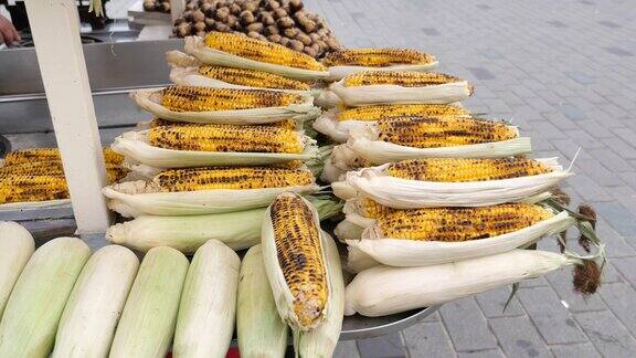 伊斯坦布尔一个市场摊位上出售的烤玉米