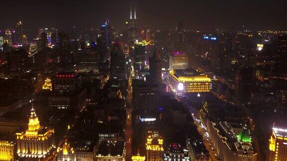 上海中国航空时光流逝夜v4沿着繁忙的城市景观景观的河流飞行