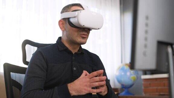 戴VR头戴式设备的商人签订商业协议
